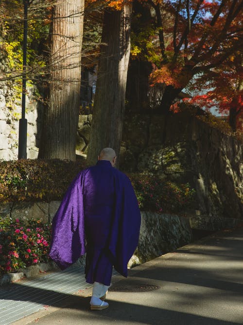 紫色长袍的人站在灰色的混凝土路 · 免费素材图片