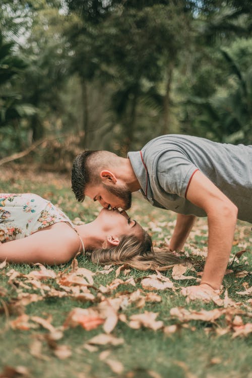 男人亲吻女人的照片 · 免费素材图片