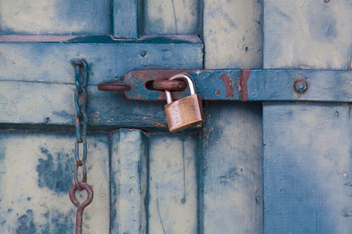 金挂锁锁门 · 免费素材图片