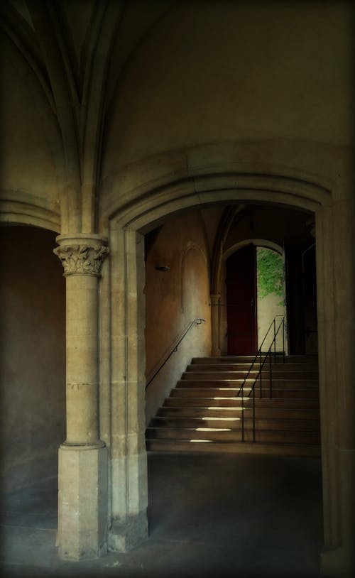棕色门的米色石楼梯 · 免费素材图片