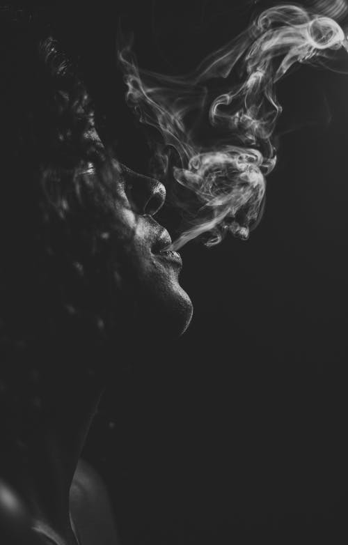女人吸烟的灰度照片 · 免费素材图片
