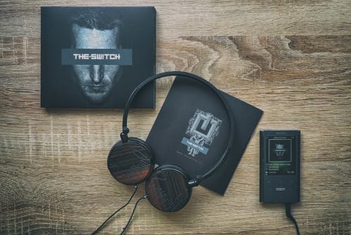 黑色有线耳机盒 · 免费素材图片