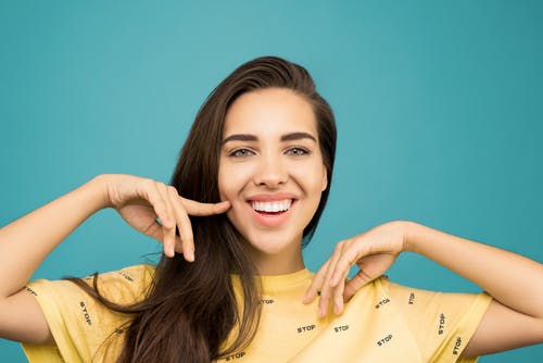 女人穿着黄色衬衫的肖像照片 · 免费素材图片