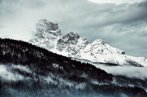 多云的天空下的积雪的山 · 免费素材图片