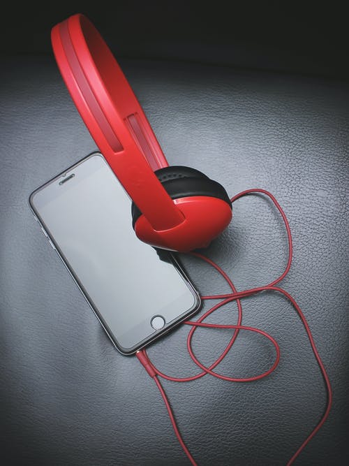 太空灰iphone 6和红色耳挂式耳机 · 免费素材图片