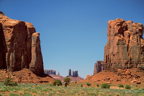 沙漠上的两个岩层 · 免费素材图片