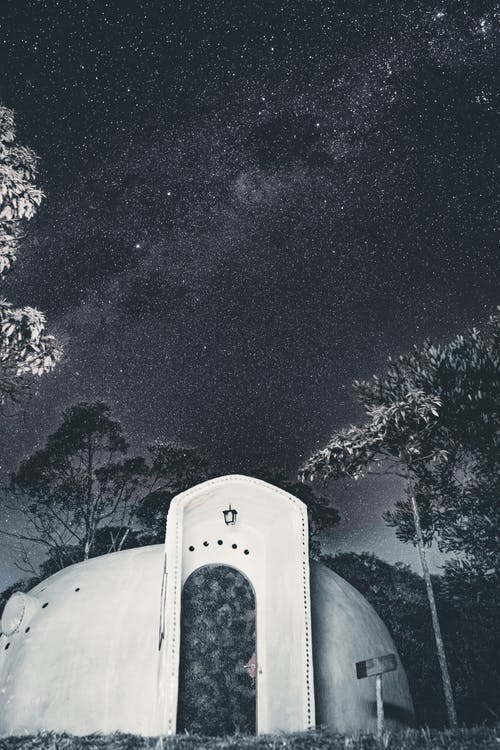星空下的白色混凝土建筑 · 免费素材图片