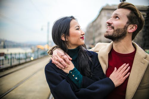 男人拥抱女人的照片 · 免费素材图片