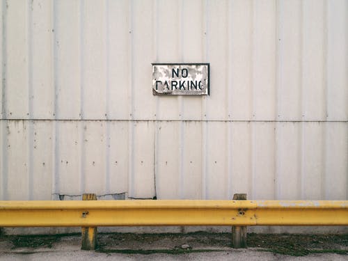 墙上禁止停车标志 · 免费素材图片