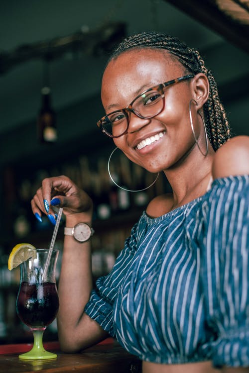 蓝色和白色的女人条纹的肩顶控股秸秆 · 免费素材图片