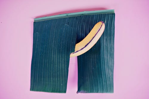 紫色背景上的黄色香蕉 · 免费素材图片