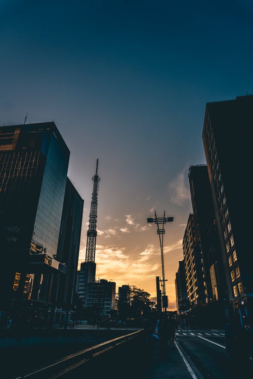 道路附近的灰色建筑物 · 免费素材图片