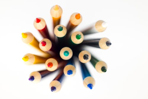彩色铅笔浅焦点摄影 · 免费素材图片