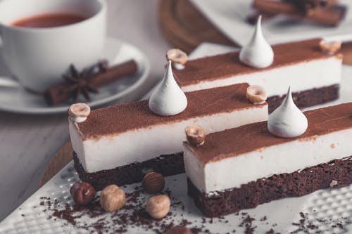 巧克力蛋糕，上面有白色糖衣 · 免费素材图片