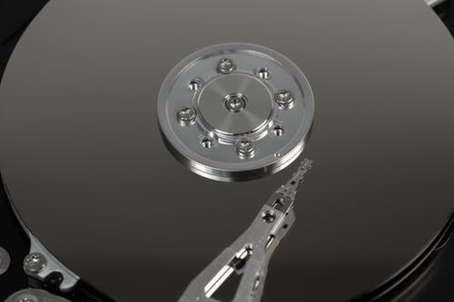 圆盘上的灰色金属钳 · 免费素材图片