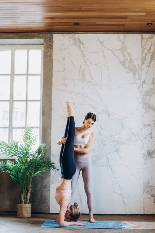 女人在做瑜伽 · 免费素材图片