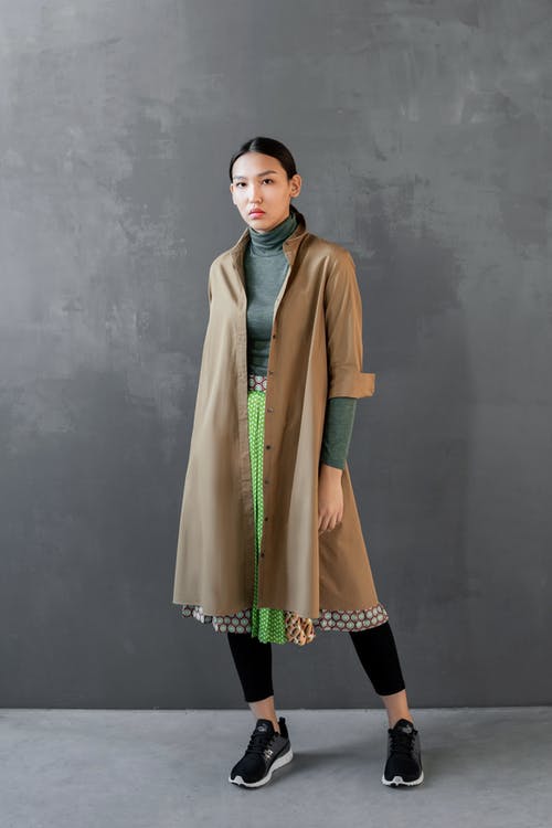 穿棕色外套的女人的照片 · 免费素材图片