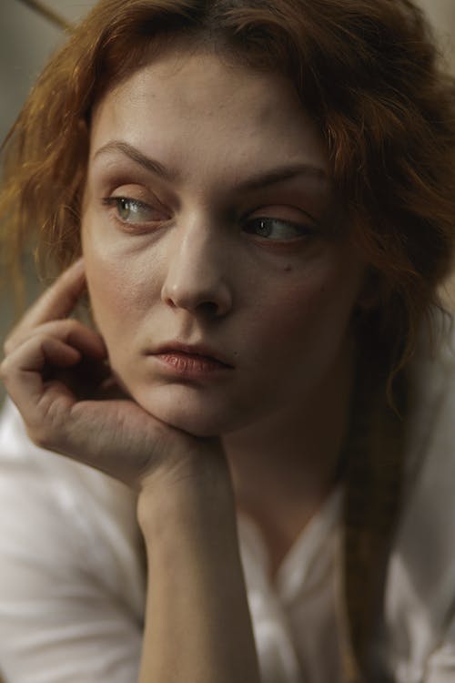 白色背心的女人 · 免费素材图片