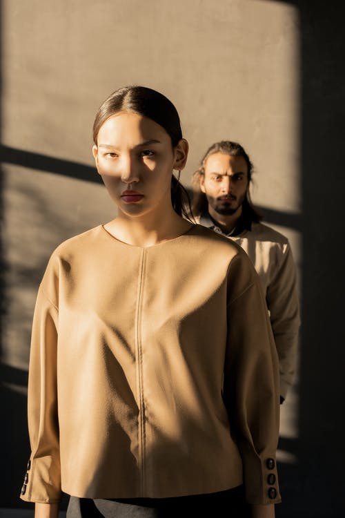 棕色长袖衬衫的女人 · 免费素材图片