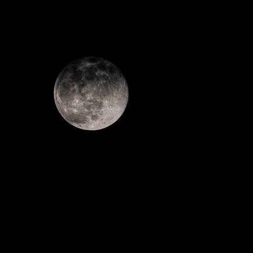 满月照耀在黑色背景上 · 免费素材图片