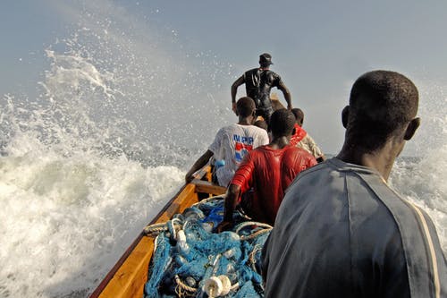 五名男子骑在船上 · 免费素材图片