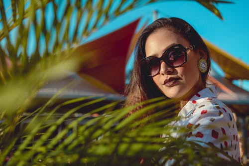 绿色植物背后的白色和红色衬衫的女人 · 免费素材图片