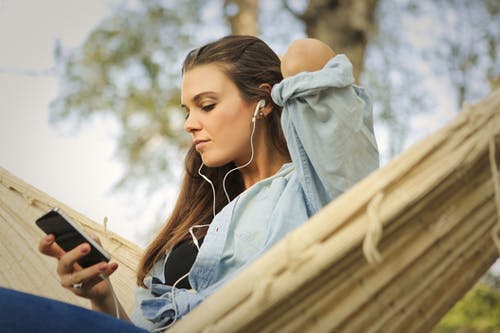 女人听音乐 · 免费素材图片