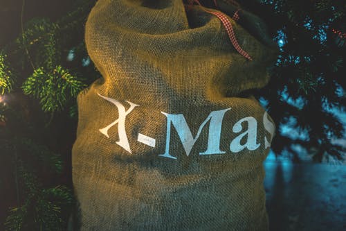 棕色和白色x Mas印花麻袋 · 免费素材图片