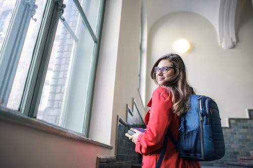 穿黑框眼镜的红色外套的女人 · 免费素材图片