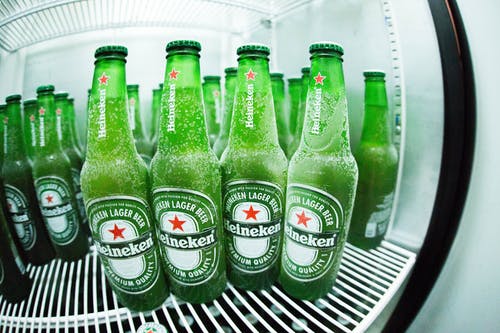 冰箱中的绿色喜力瓶 · 免费素材图片