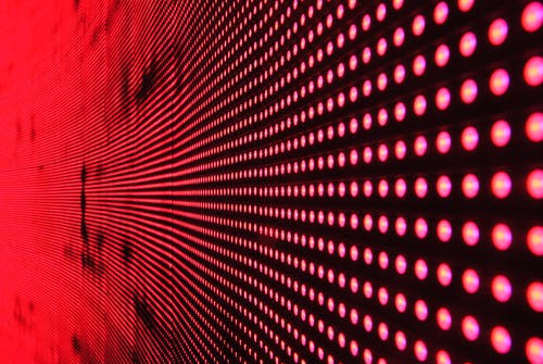 黑色表面上的红灯排成一线 · 免费素材图片