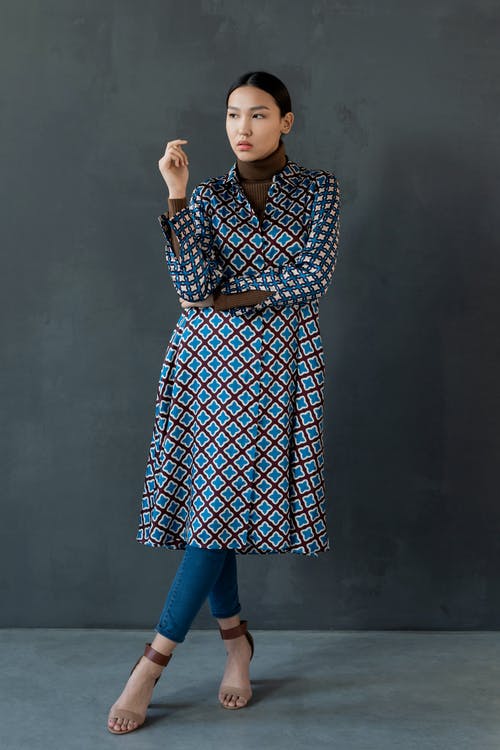 穿棕色高领毛衣的女人的照片 · 免费素材图片