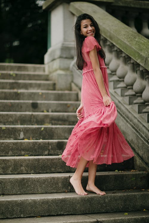 有关垂直拍摄, 摆姿势, 粉红色的裙子的免费素材图片