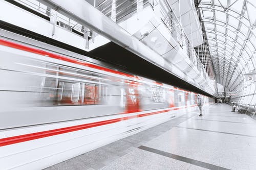 城市照明火车站的运动模糊 · 免费素材图片