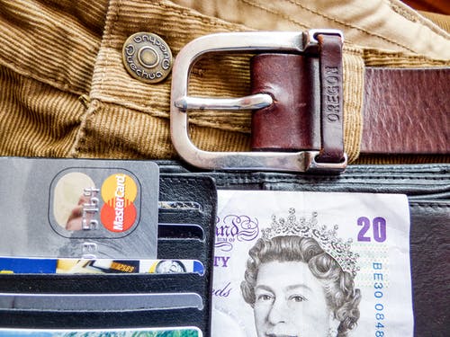 皮带旁边的黑卡持有人 · 免费素材图片