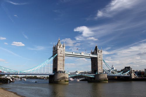 双子桥在晴朗的天空下 · 免费素材图片