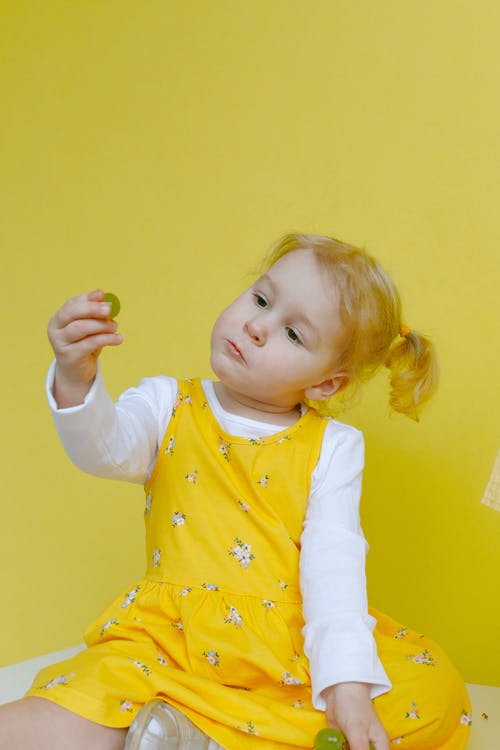 黄色和白色的裙子的女孩 · 免费素材图片