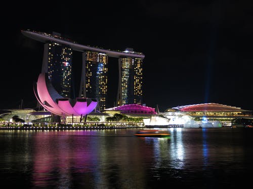 夜晚点亮的城市 · 免费素材图片