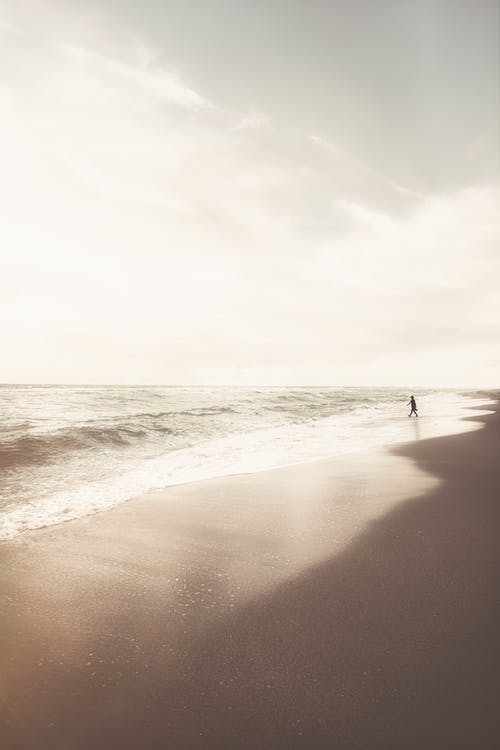 人在沙滩上行走的剪影 · 免费素材图片