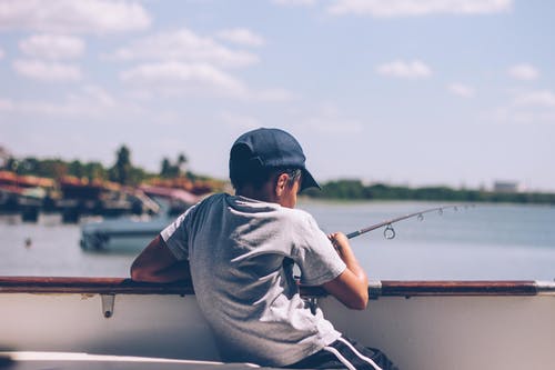 男孩抱着钓鱼竿 · 免费素材图片