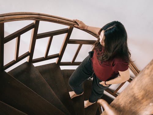 女人要上楼梯 · 免费素材图片