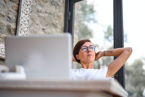 白色乘员脖子t恤，戴着黑色镜框眼镜的女人 · 免费素材图片