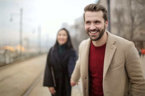 棕色男人和黑色外套站在人行道上的女人 · 免费素材图片