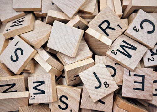 棕色字母拼字板 · 免费素材图片