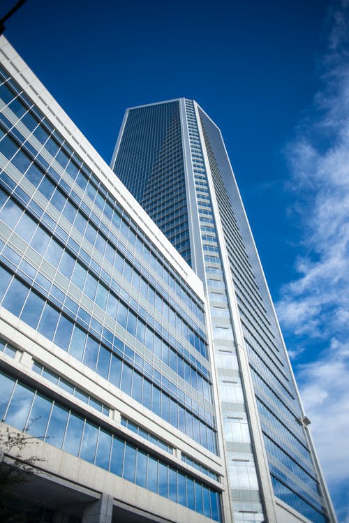 蓝色混凝土高层建筑 · 免费素材图片