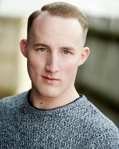 穿着灰色圆领毛衣的男人的肖像照片 · 免费素材图片