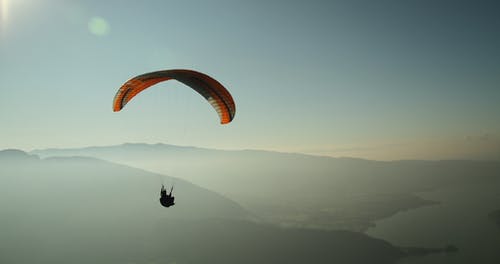 男子用降落伞 · 免费素材图片