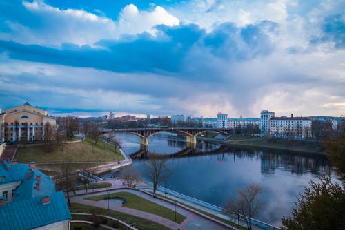 河附近城市建筑的鸟瞰图 · 免费素材图片