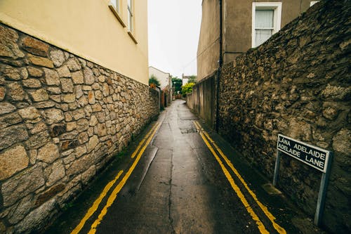 房屋之间的道路 · 免费素材图片