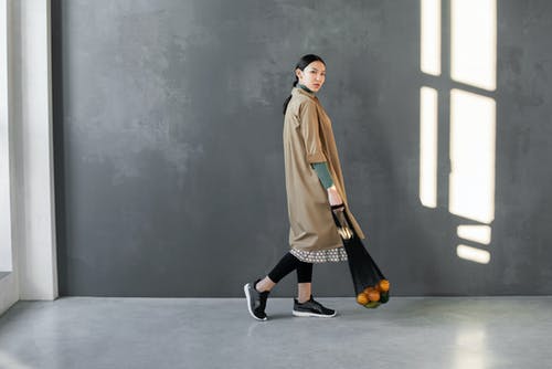 穿棕色外套的女人的照片 · 免费素材图片